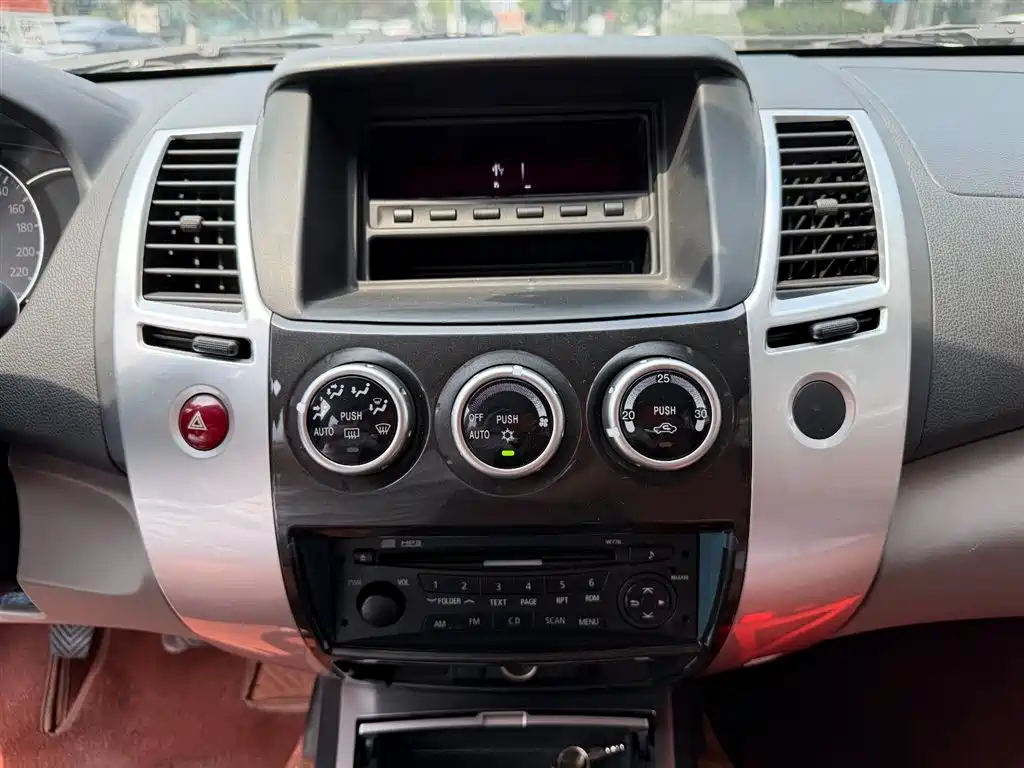 Mitsubishi Pajero Sport — миниатюра 10