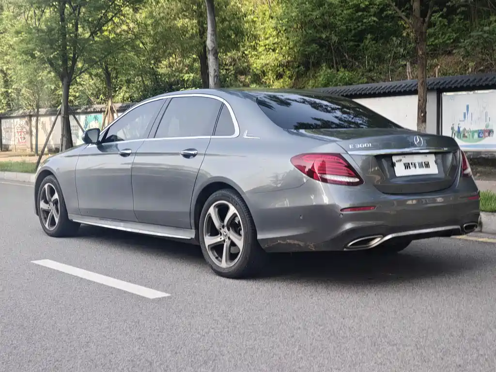 Mercedes-Benz E-Class — миниатюра 2
