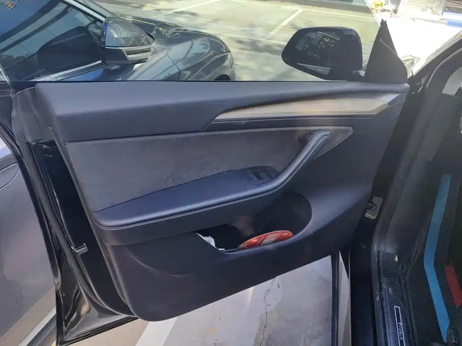 Tesla Model Y — миниатюра 7