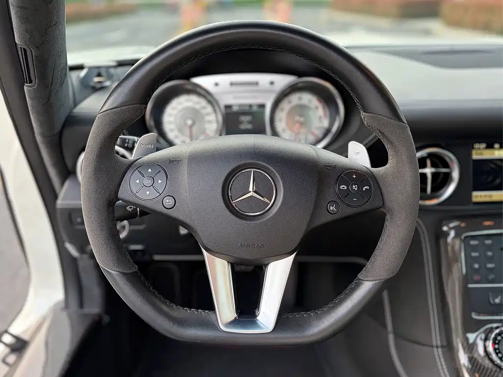 Mercedes-Benz SLS AMG — миниатюра 6