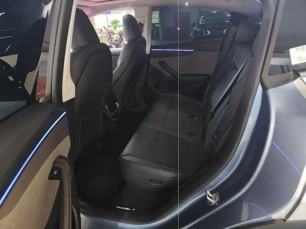 Tesla Model Y — миниатюра 17
