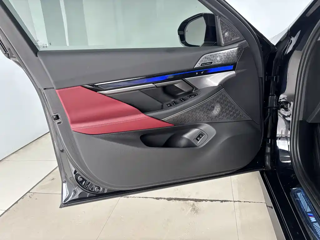 BMW 5 Series — миниатюра 10