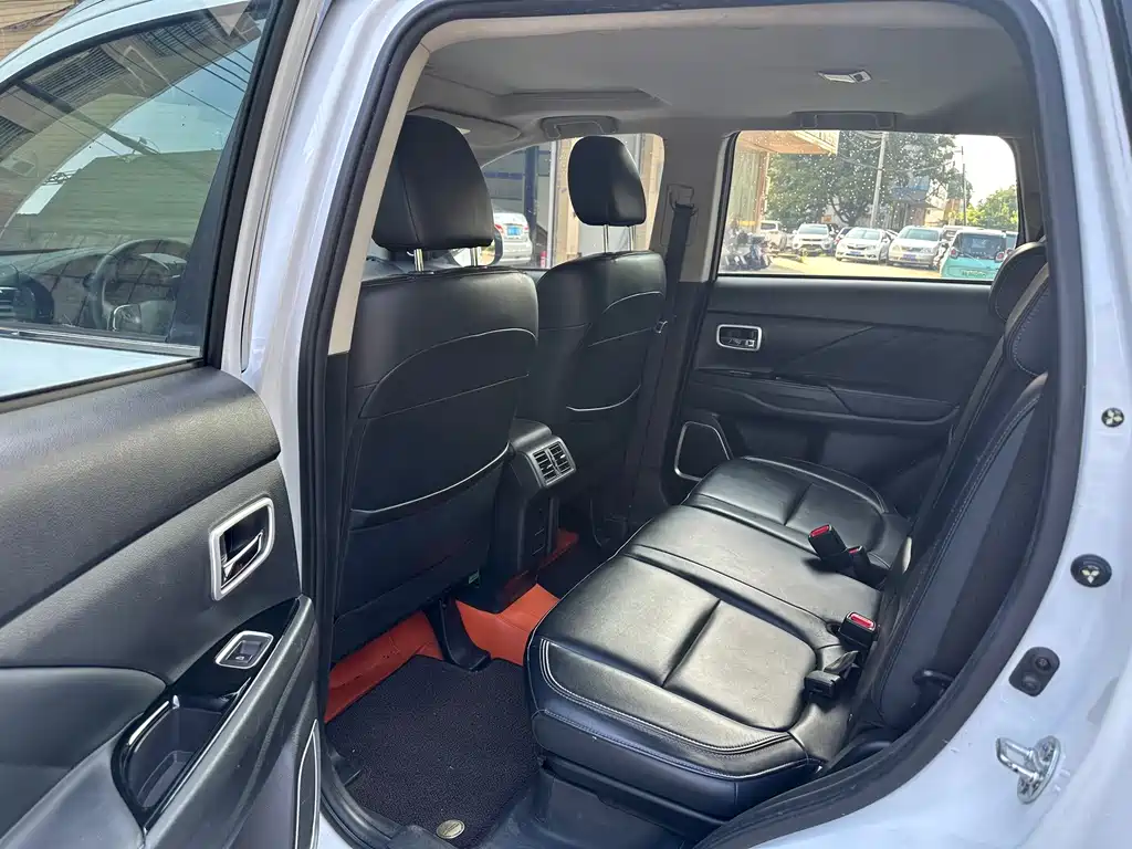 Mitsubishi Outlander — миниатюра 8