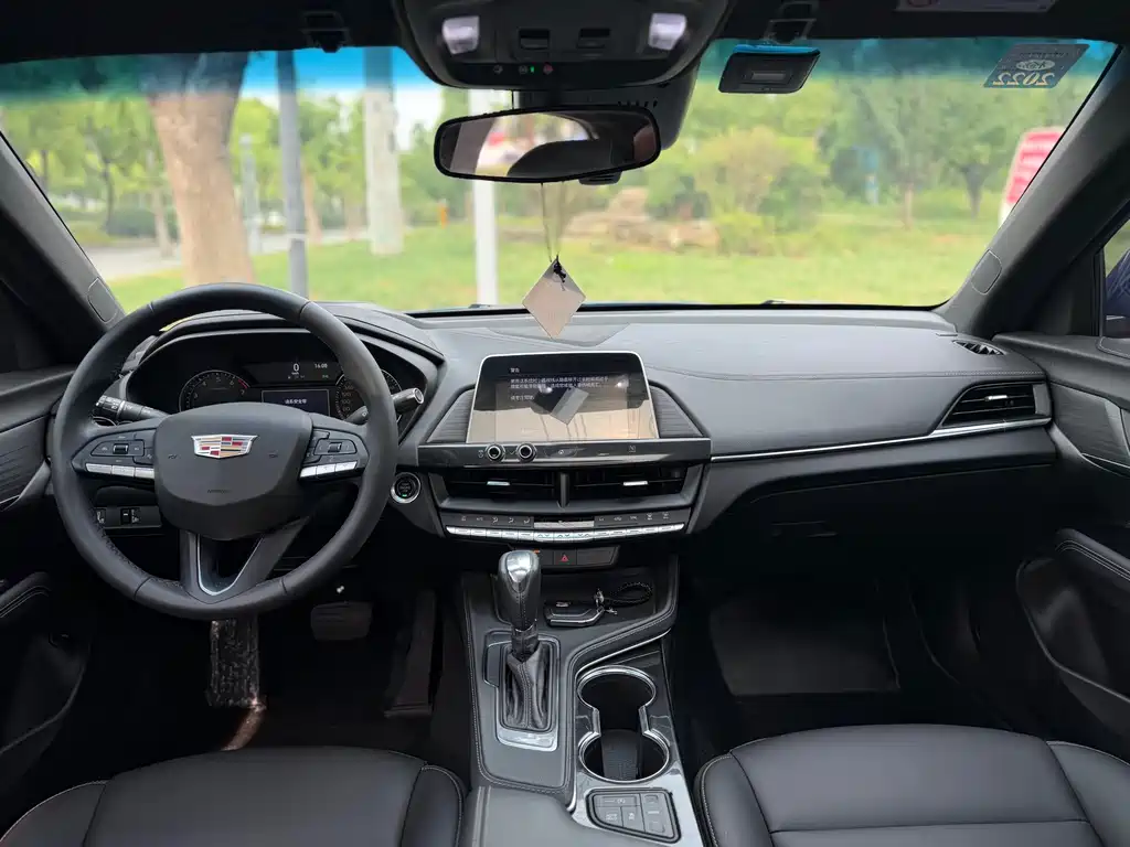 Cadillac CT4 2020 28T Fashion