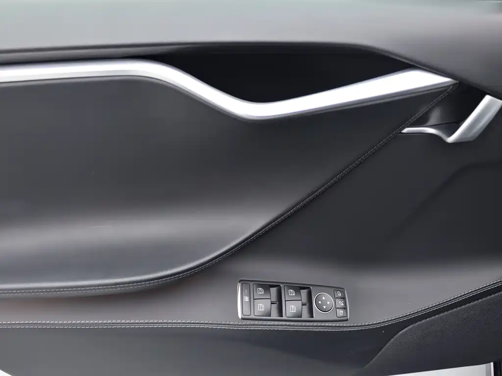 Tesla Model S — миниатюра 7
