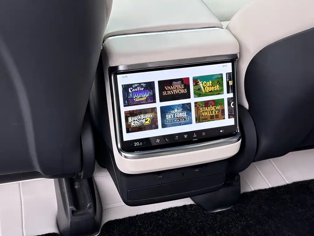 Tesla Model X — миниатюра 15
