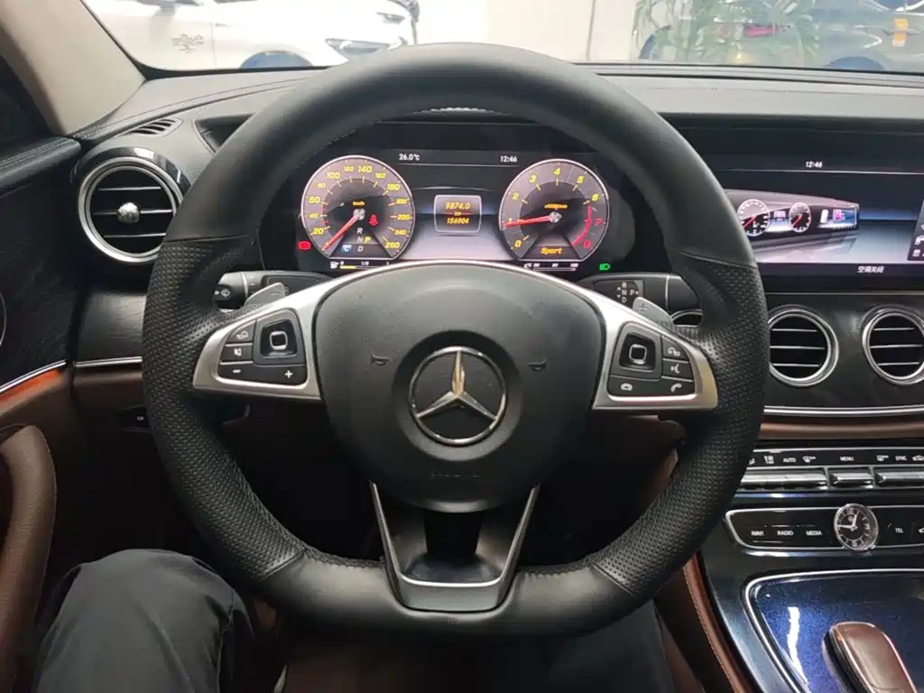 Mercedes-Benz E-Class — миниатюра 11