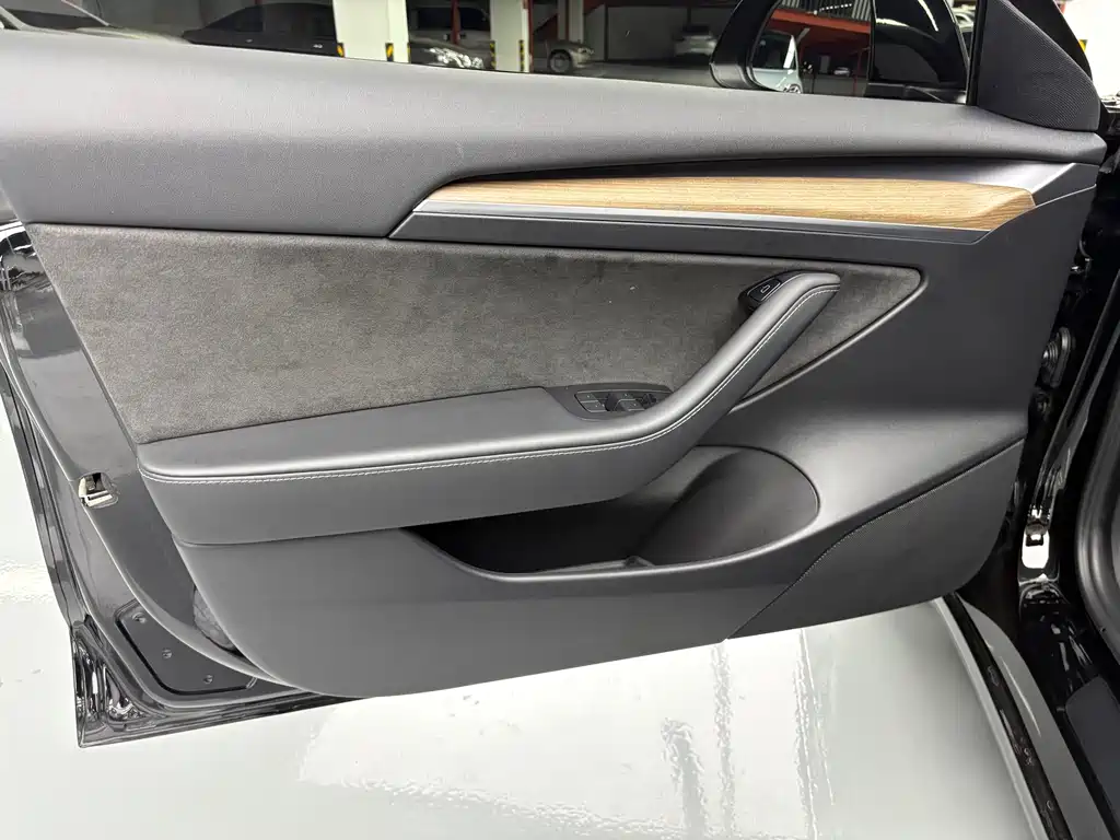 Tesla Model 3 — миниатюра 5