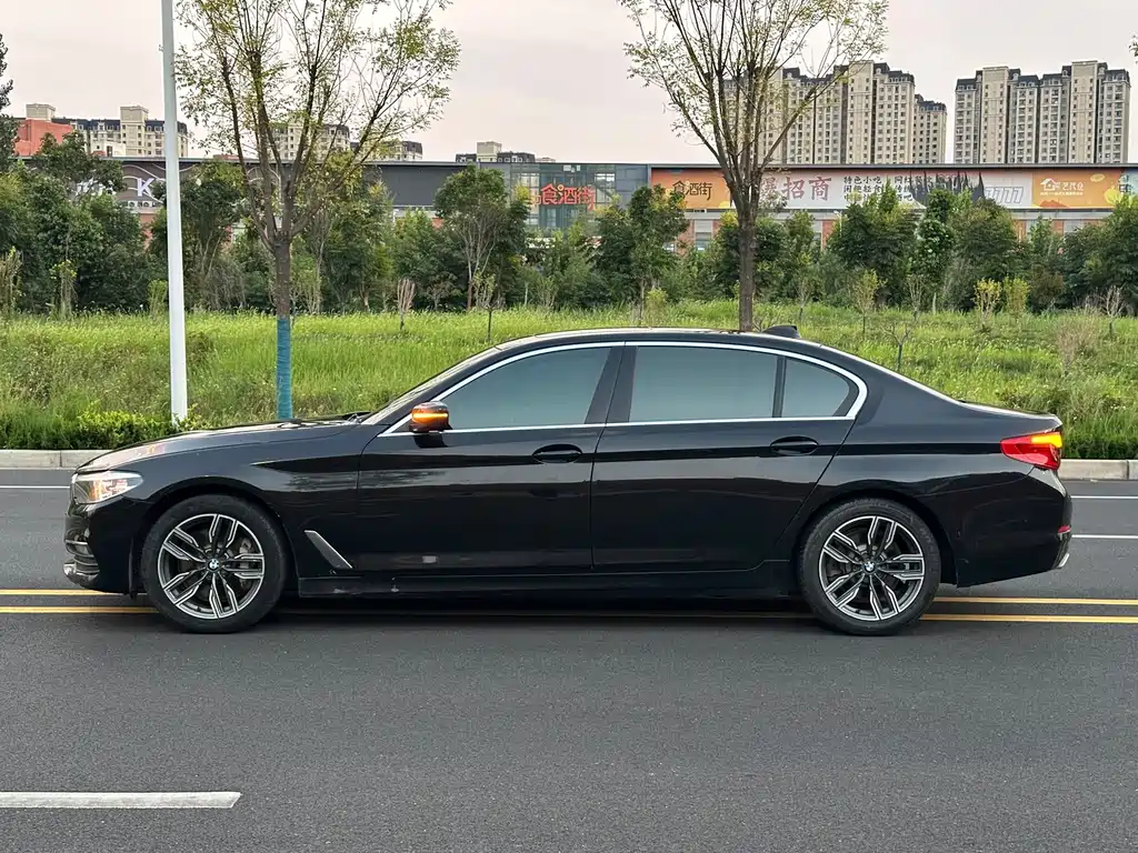 BMW 5 Series — миниатюра 12