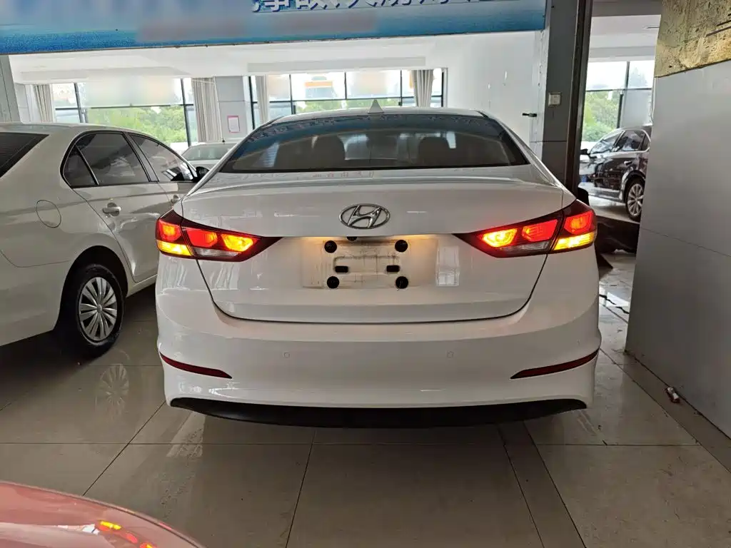 Hyundai Elantra — миниатюра 6
