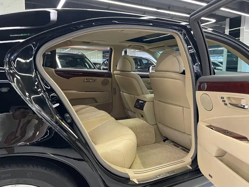Lexus LS — миниатюра 9