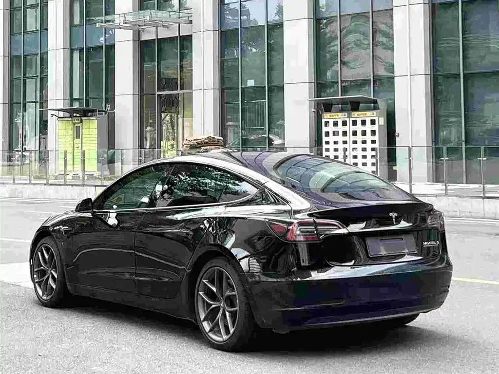 Tesla Model 3 — миниатюра 3