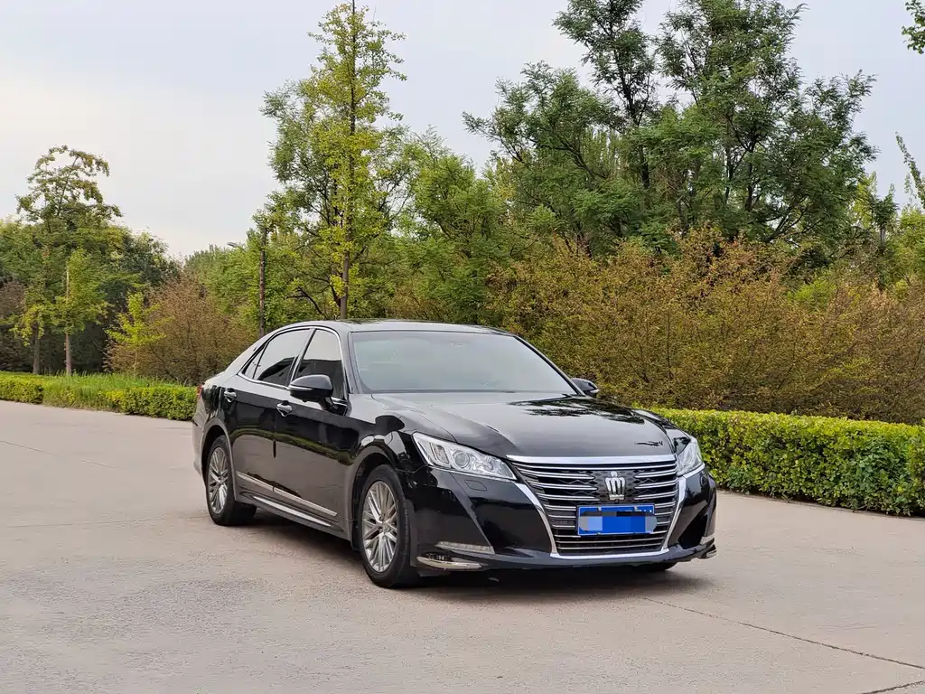 Toyota Crown — миниатюра 3