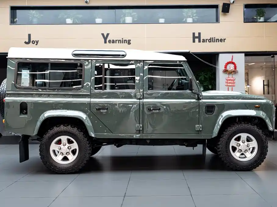 Land Rover Defender — миниатюра 3