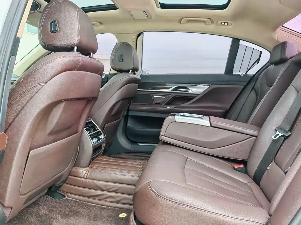 BMW 7 Series — миниатюра 18