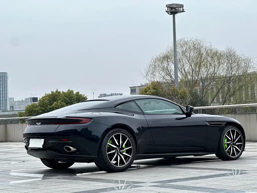 ASTON MARTIN DB11