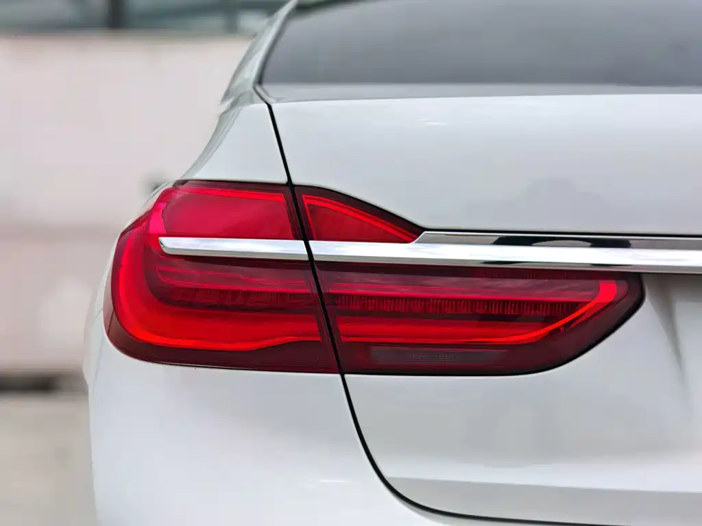 BMW 7 Series — миниатюра 9