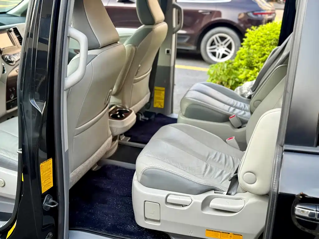 Toyota Sienna — миниатюра 14