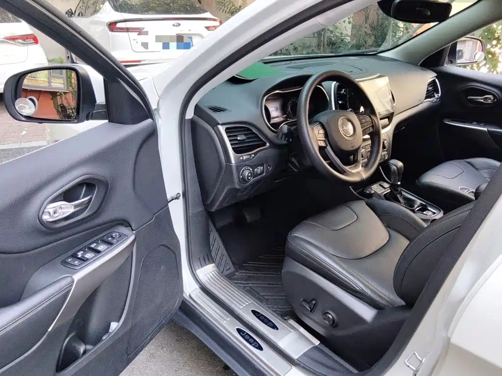 Jeep Cherokee — миниатюра 12