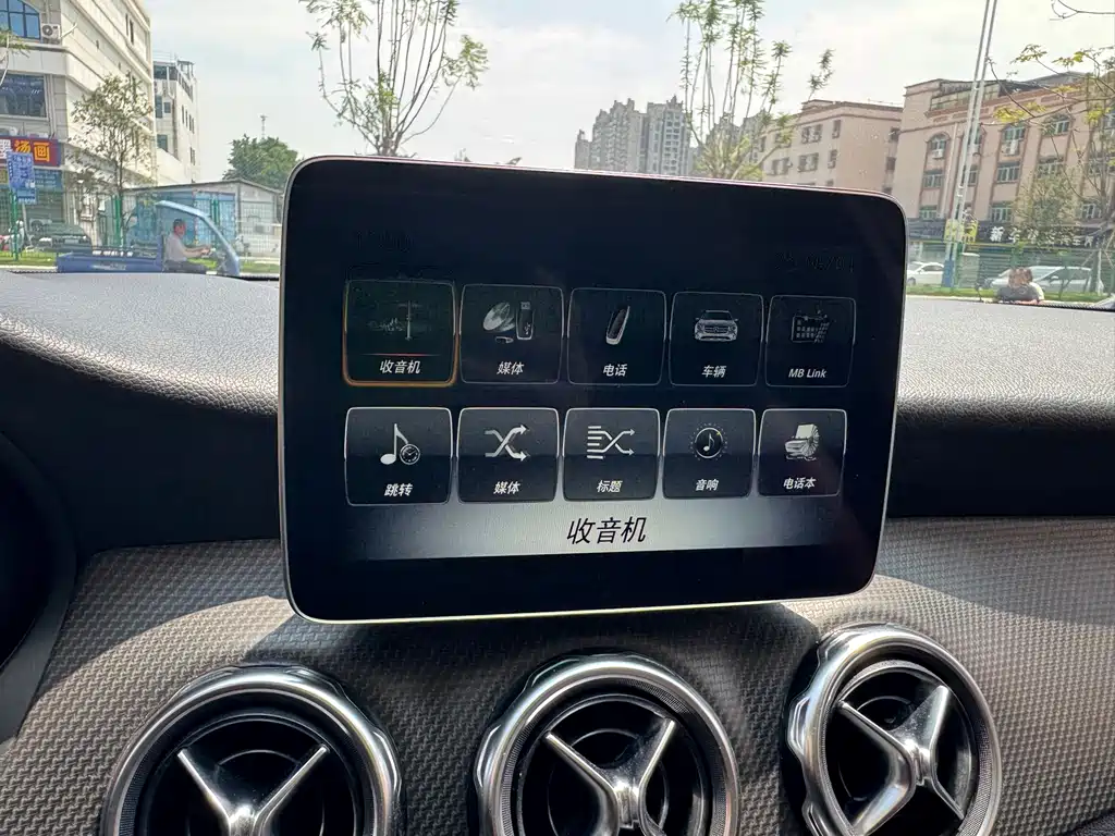 Mercedes-Benz GLA — миниатюра 12