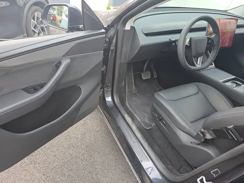 Tesla Model Y — миниатюра 16