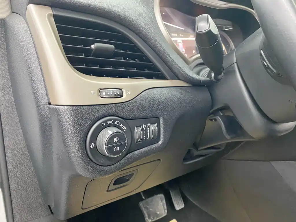 Jeep Cherokee — миниатюра 10