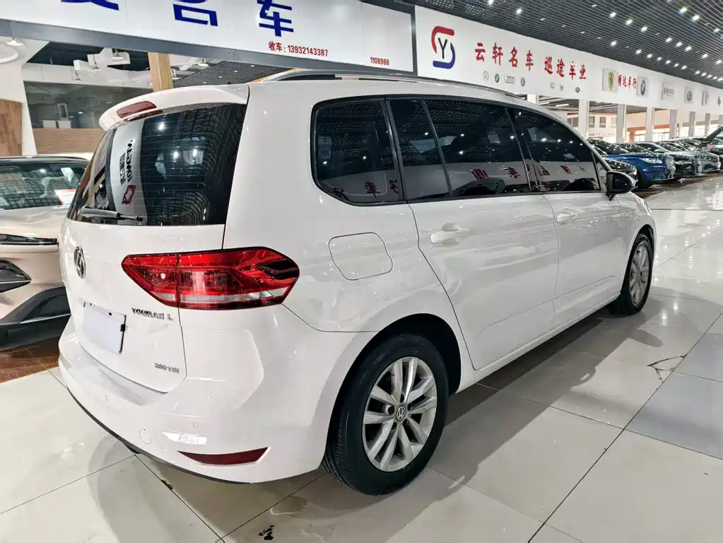 VOLKSWAGEN TOURAN