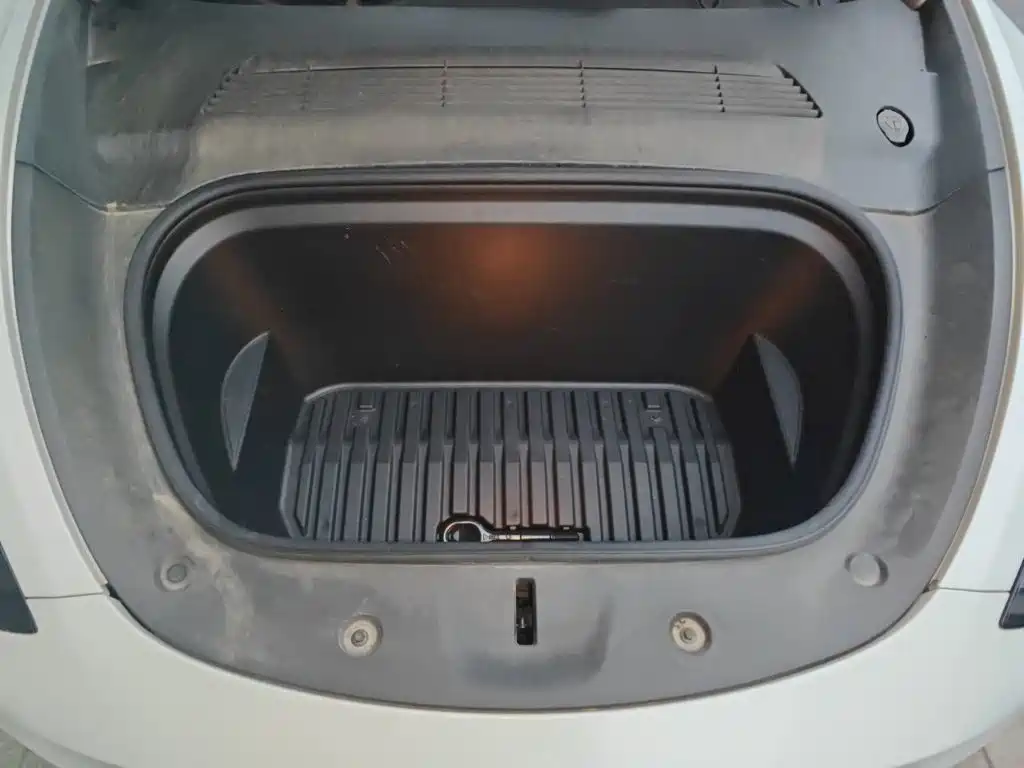Tesla Model Y — миниатюра 17