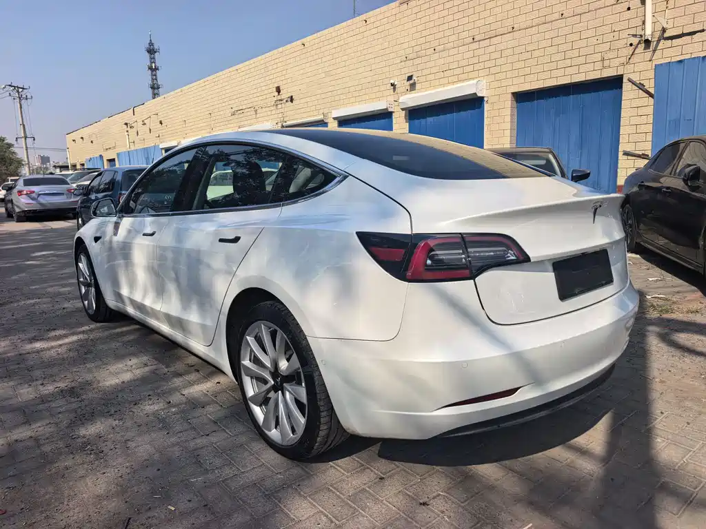 Tesla Model 3 — миниатюра 4