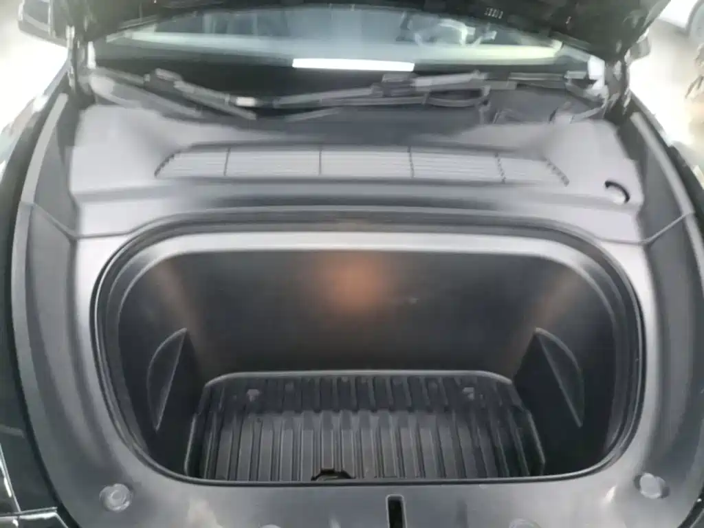 Tesla Model Y — миниатюра 20