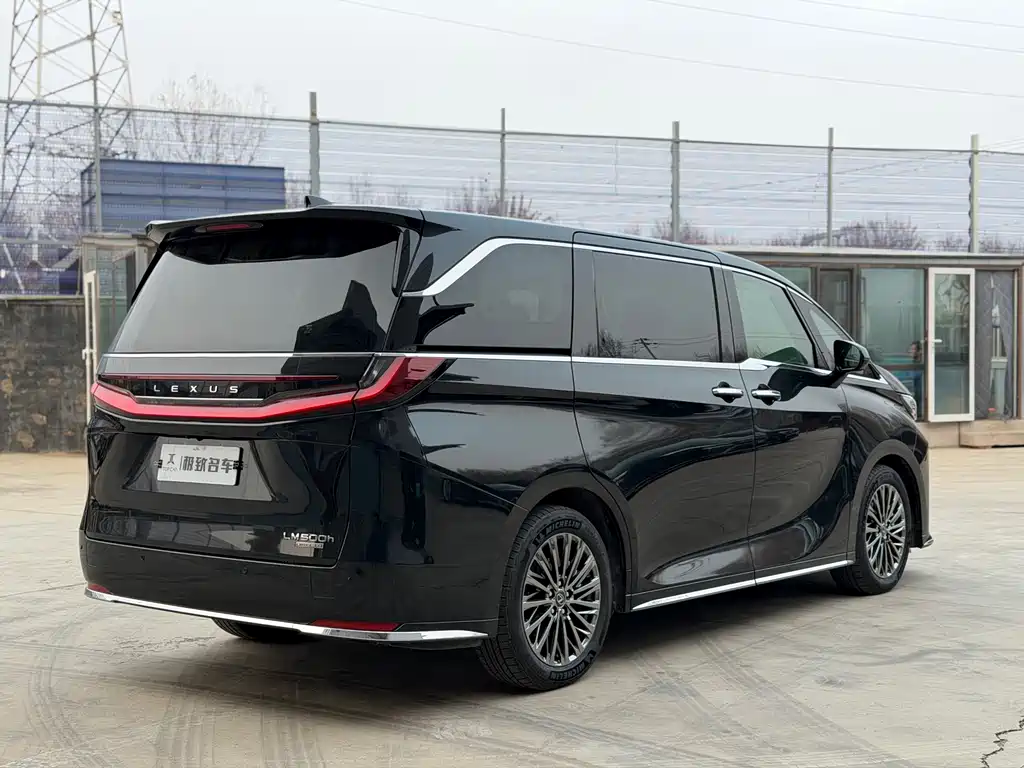 LEXUS LM