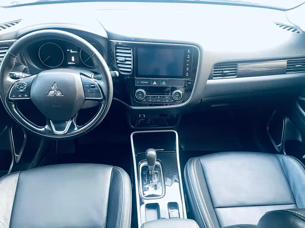 MITSUBISHI OUTLANDER