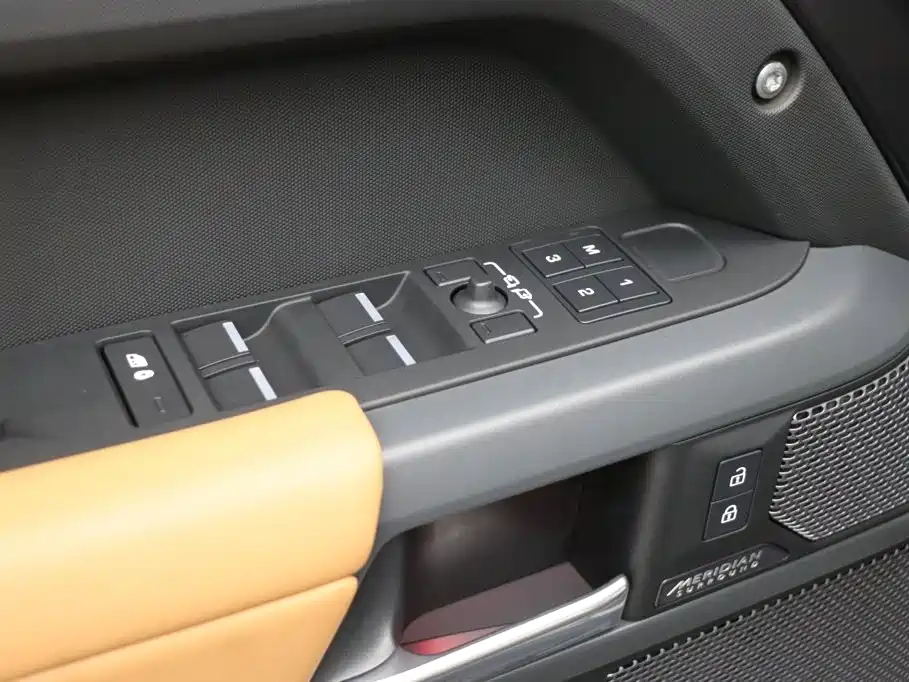 Land Rover Defender — миниатюра 12