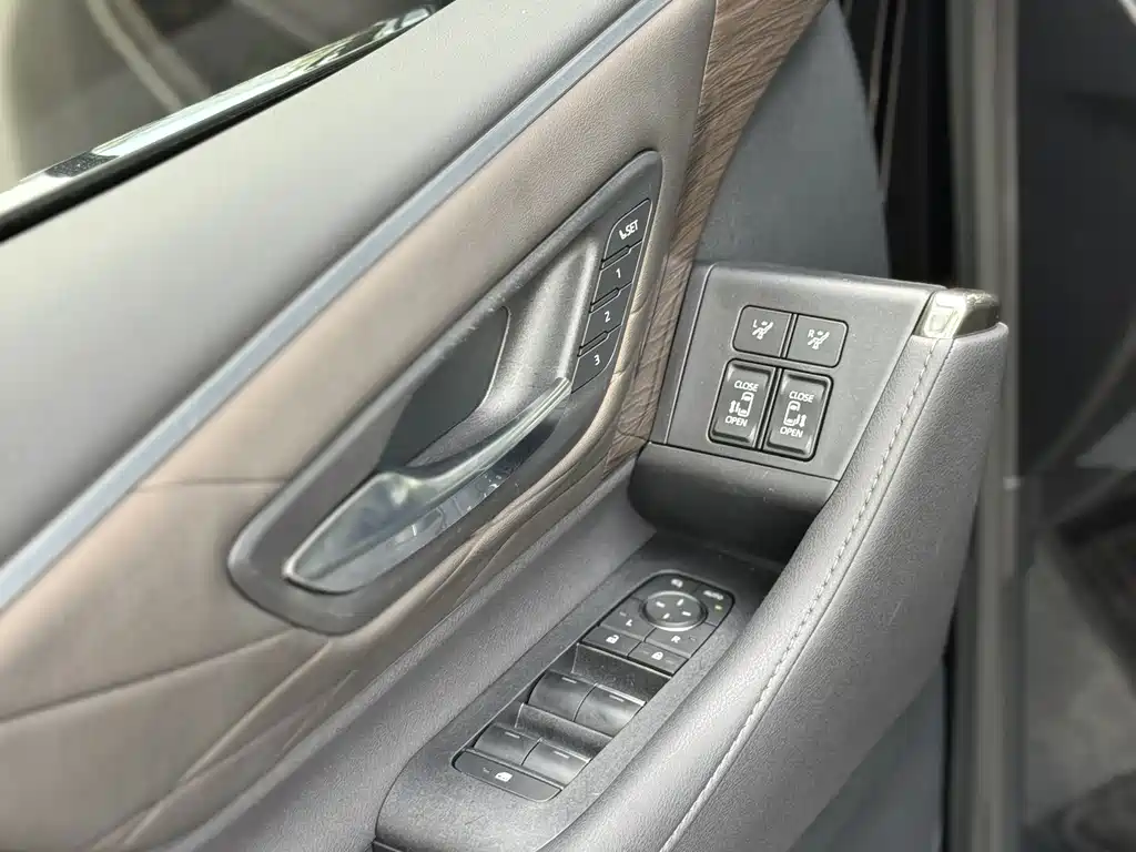 Toyota Vellfire — миниатюра 12