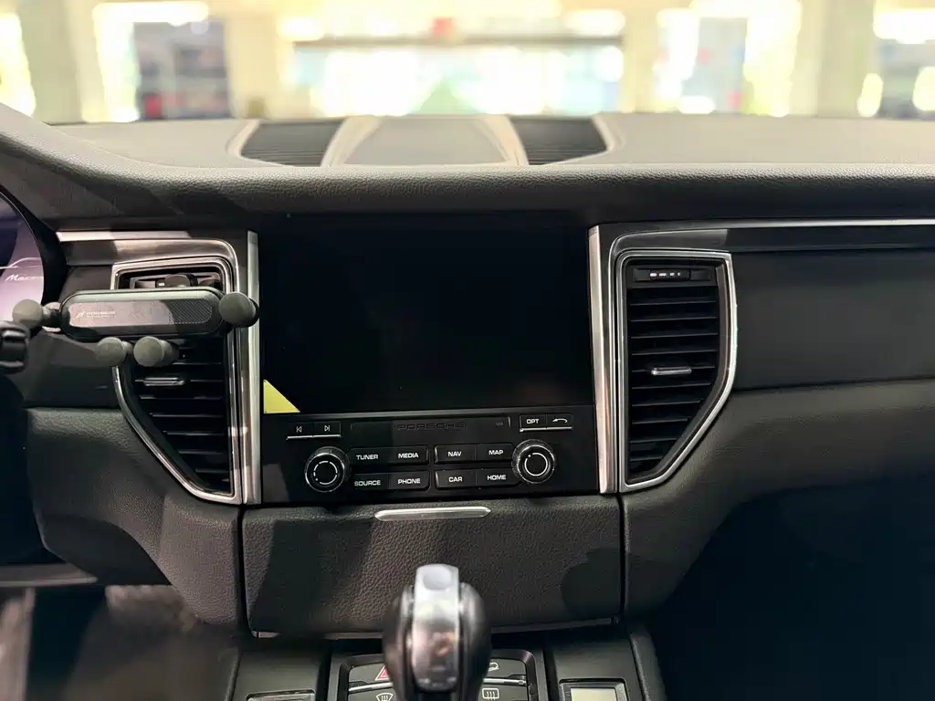 Porsche Macan — миниатюра 9