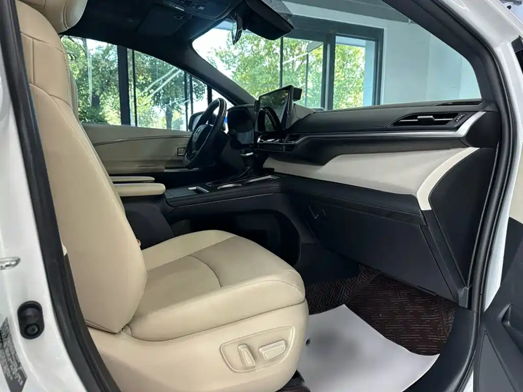 Toyota Granvia — миниатюра 6