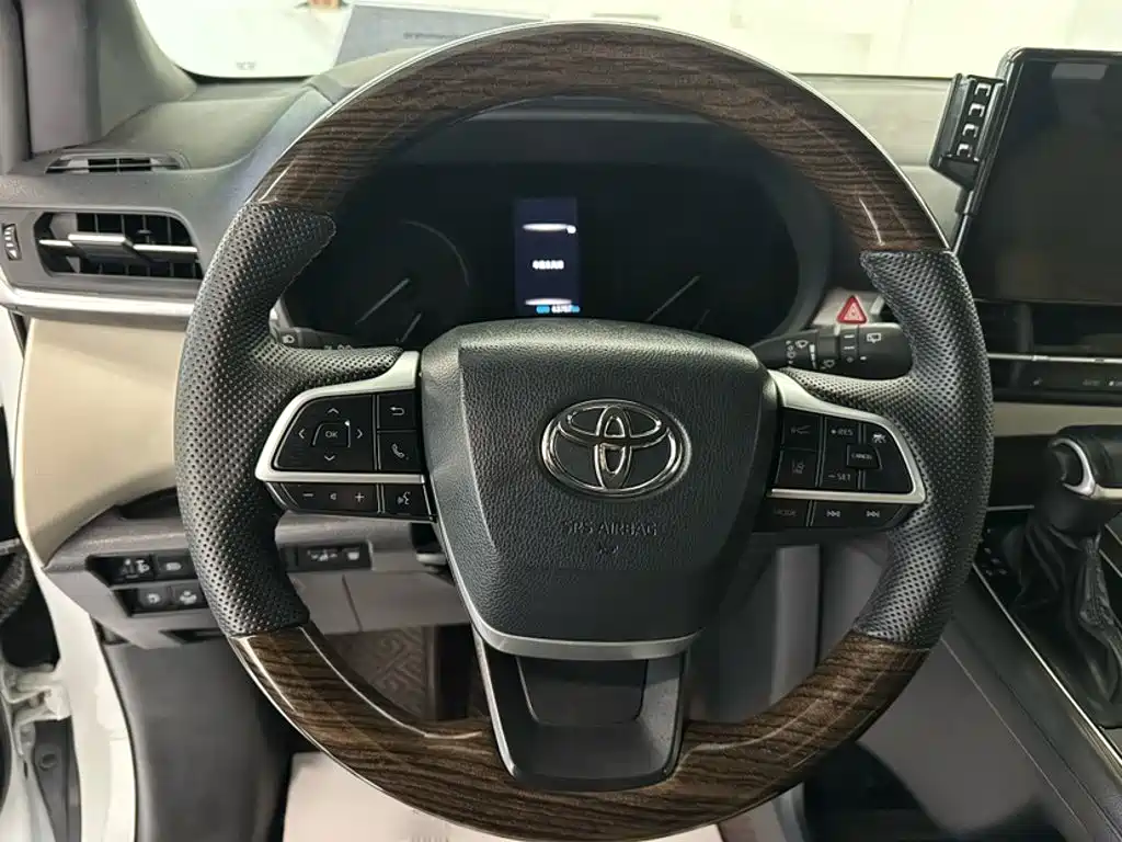 Toyota Granvia — миниатюра 8