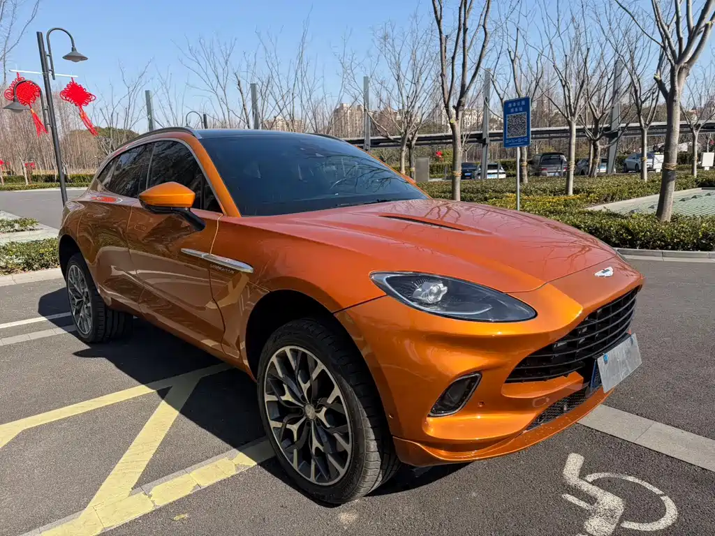 ASTON MARTIN DBX
