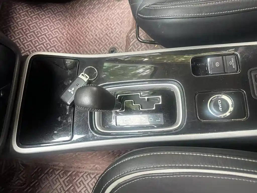 MITSUBISHI OUTLANDER