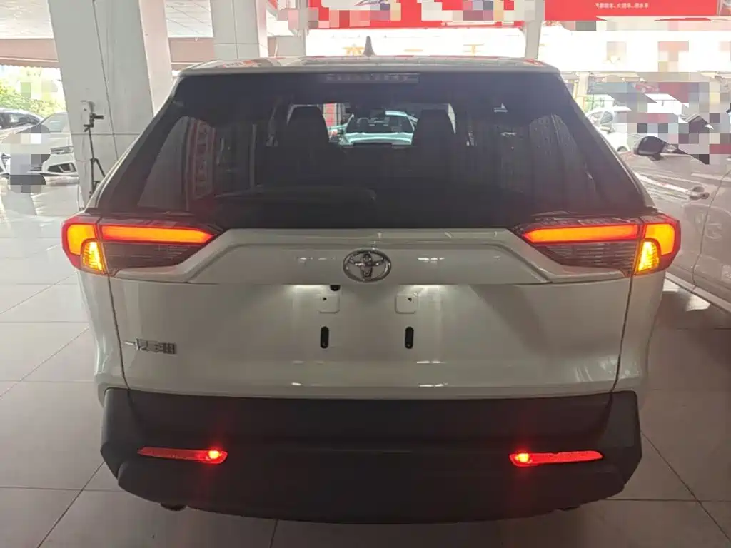 Toyota RAV4 — миниатюра 6