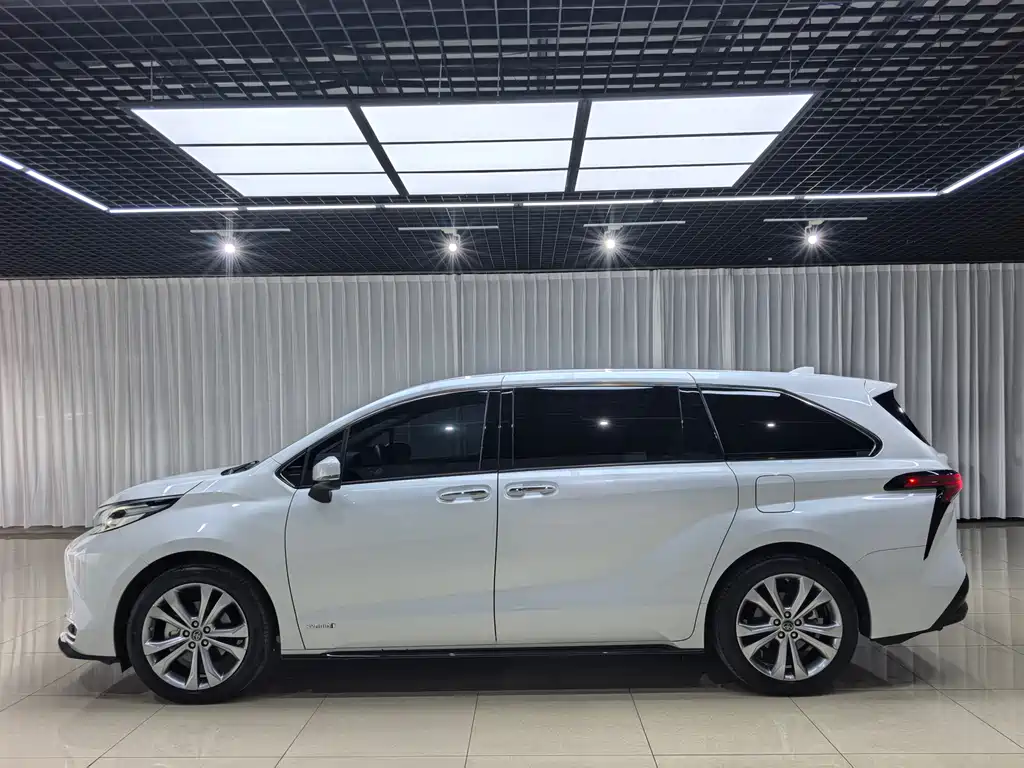 Toyota Sienna 2023 2.5L Luxury