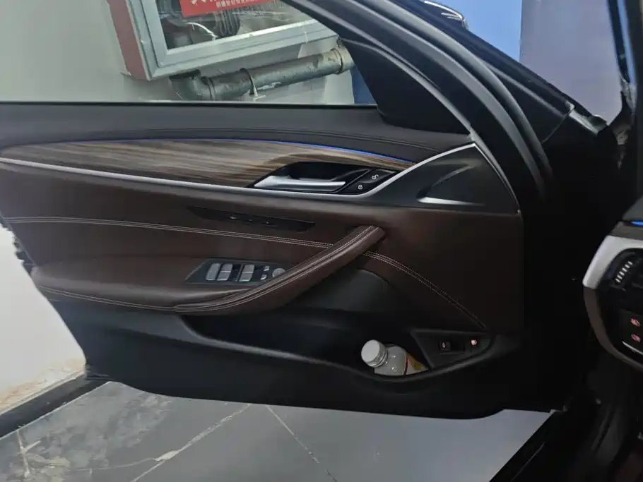 BMW 5 Series New Energy — миниатюра 7