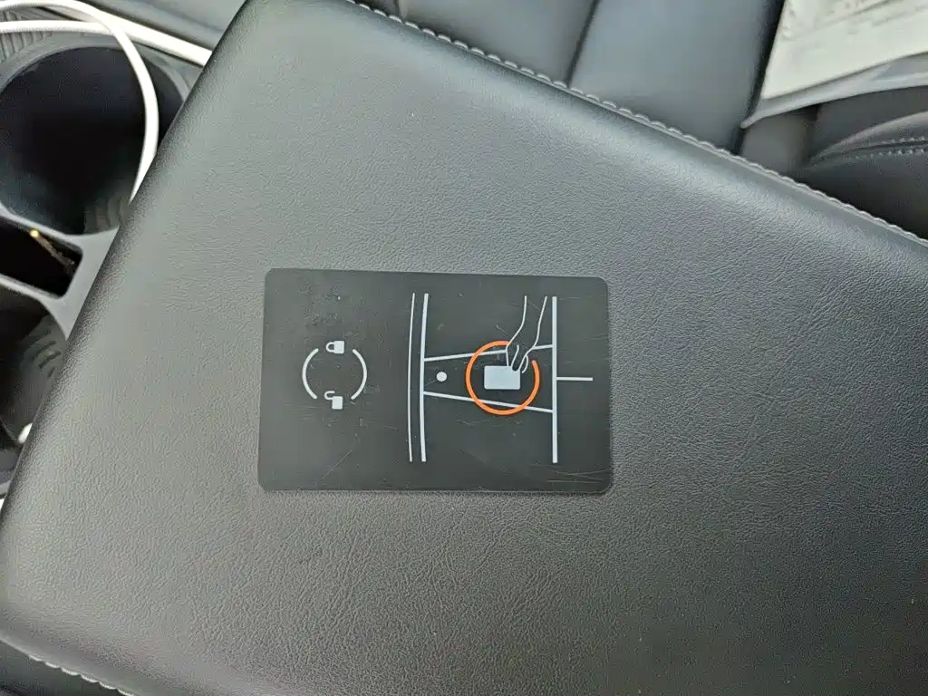 Tesla Model Y — миниатюра 9