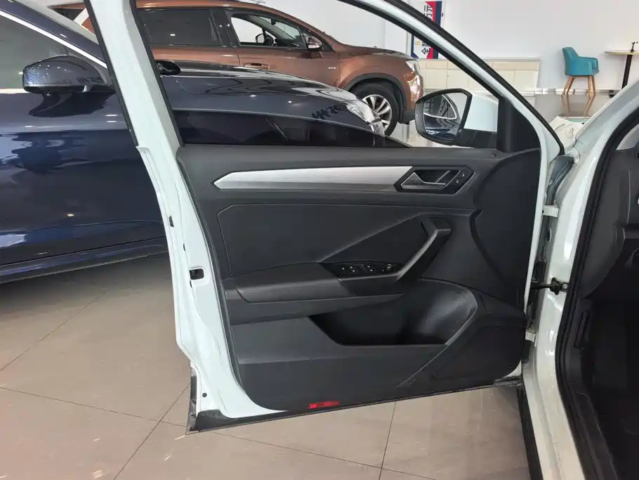 Volkswagen T-Roc — миниатюра 7