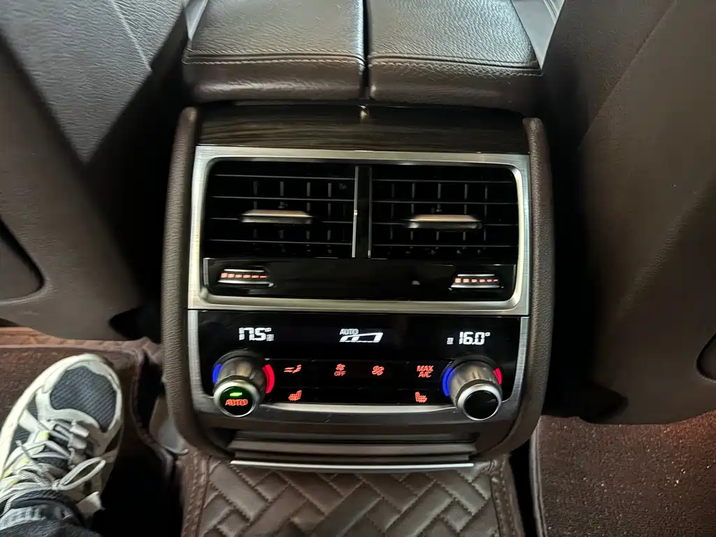 BMW 7 Series — миниатюра 11