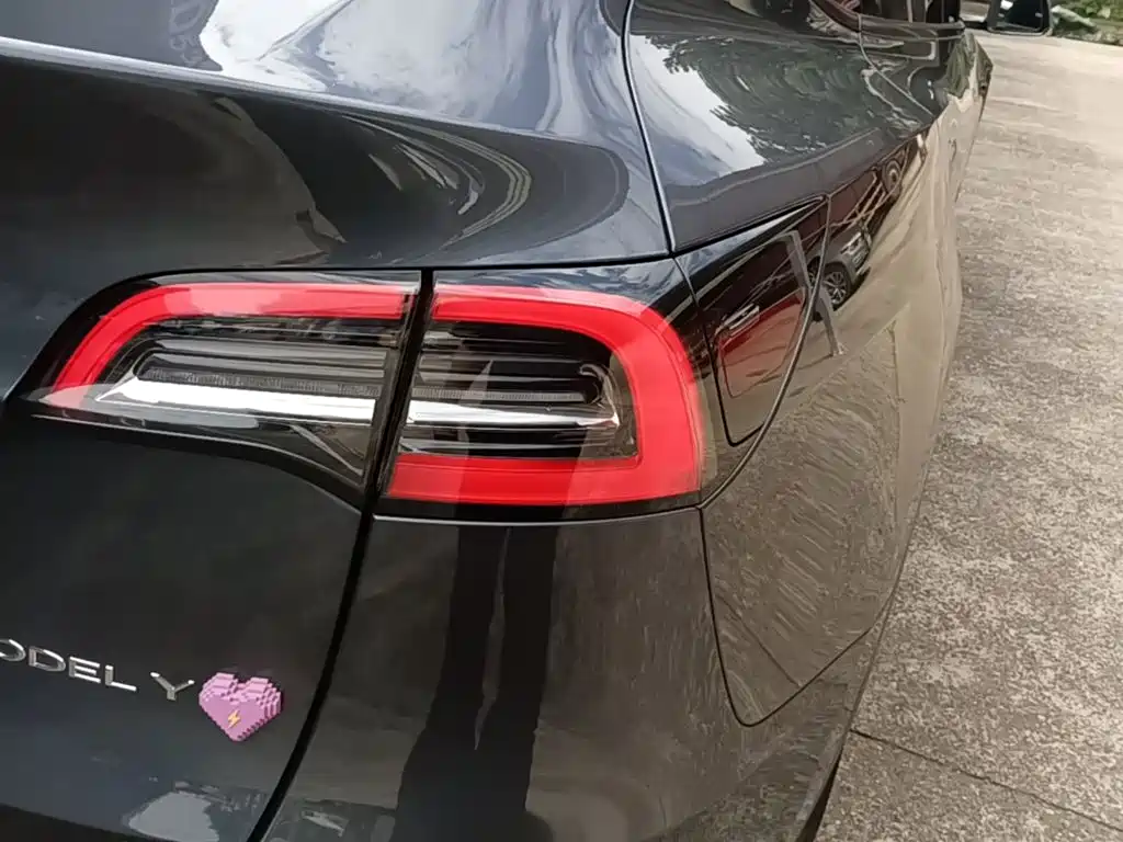 Tesla Model Y — миниатюра 8