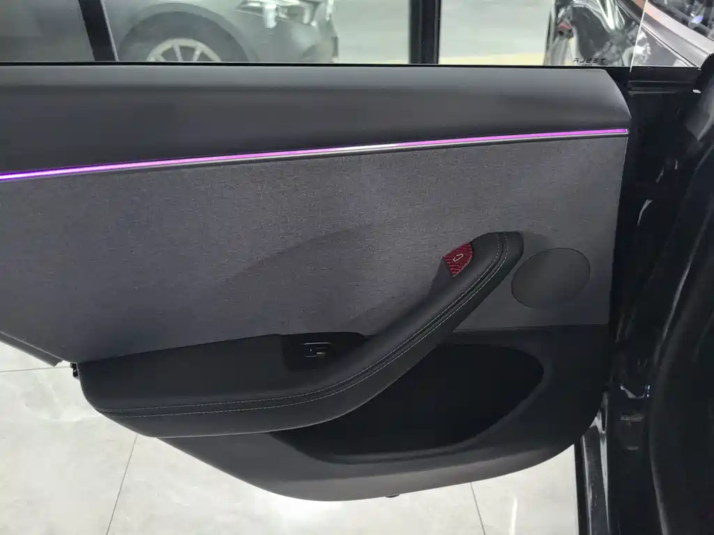 Tesla Model 3 — миниатюра 8