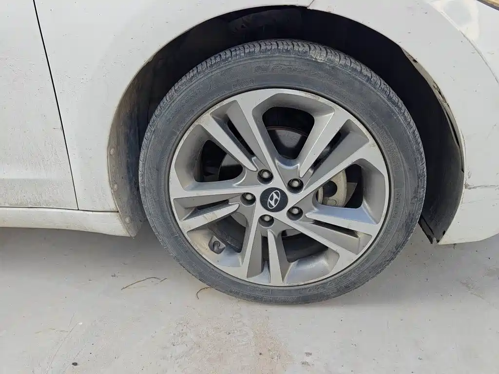 Hyundai Elantra — миниатюра 10
