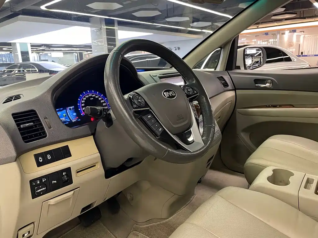 BYD M6 — миниатюра 15