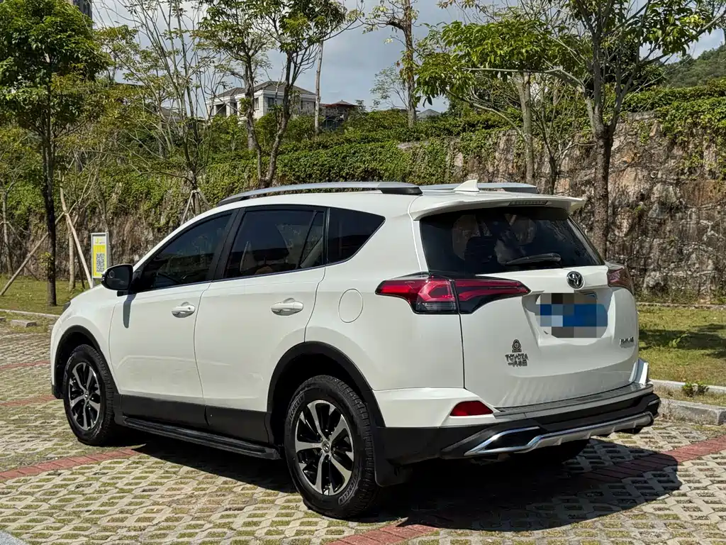 Toyota RAV4 — миниатюра 9